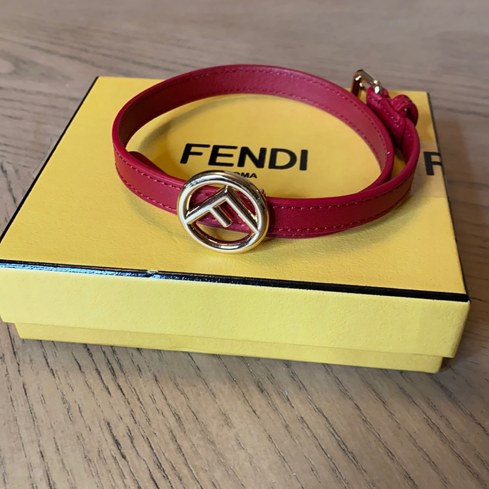 ❤️ Authentic Fendi Leather bracelet